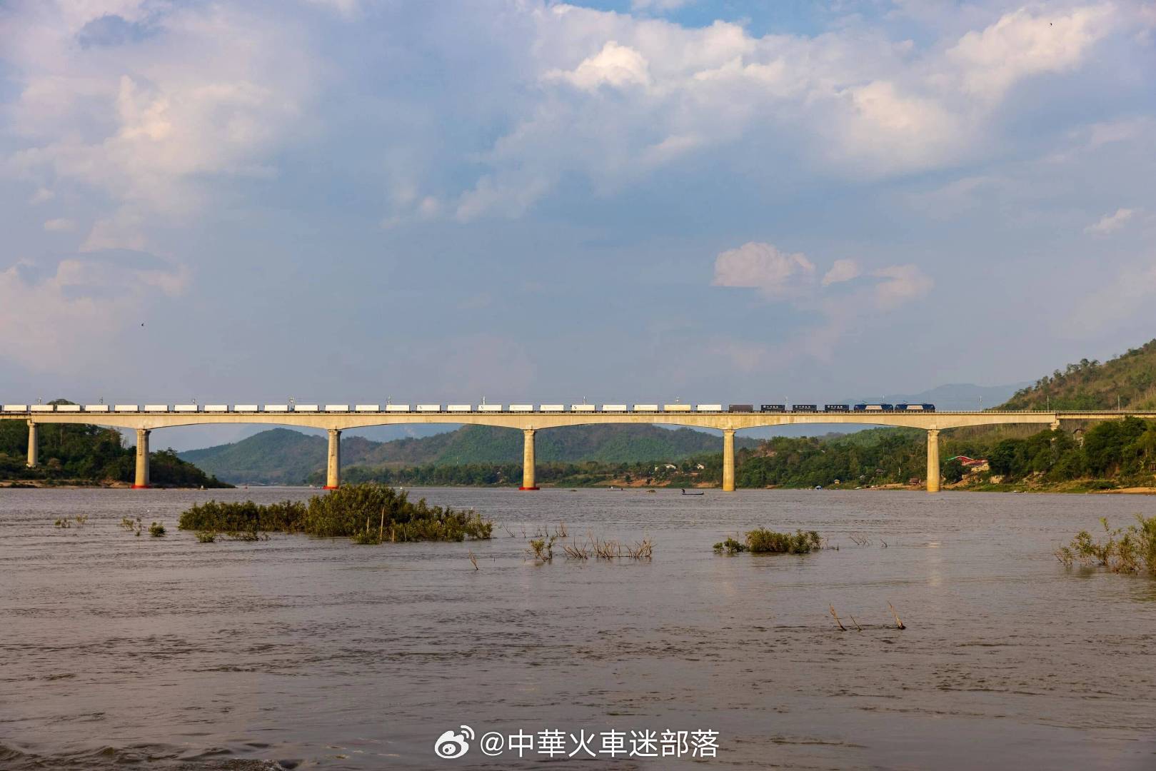 铁路,晚安 不必追赶别人的花期，你自有你的四季，慢慢走，花开自有其时。晚安~ 