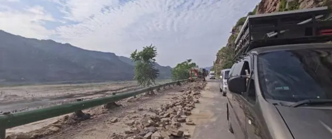 #黄河壶口瀑布沿线围墙已被拆#【陕西黄河壶口瀑布沿线围墙被拆，网友喊话其他有围墙