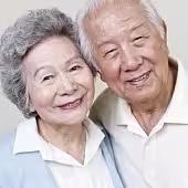 65岁老人选择锻炼方式时，慢跑和散步各有优劣，需结合身体状况判断，总体而言散步更