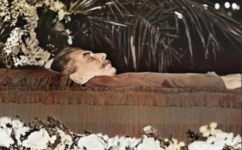 1961年，斯大林去世8年后，他的坟墓被挖开，士兵们将其遗体从水晶棺中移出，迅速