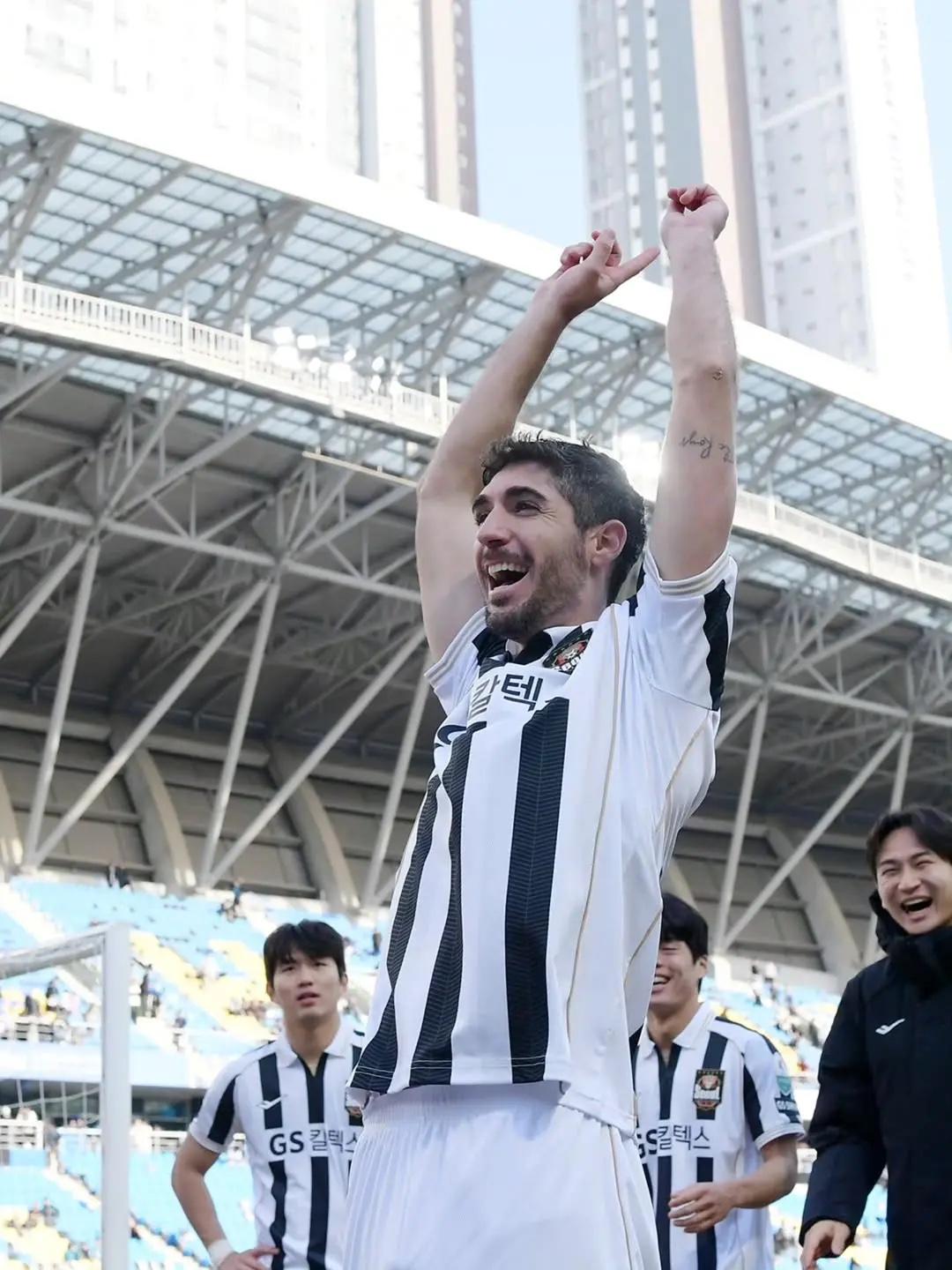 新赛季韩国K联赛已经踢了4场比赛，首尔以全胜战绩位列榜首。30岁的西班牙中卫胡安