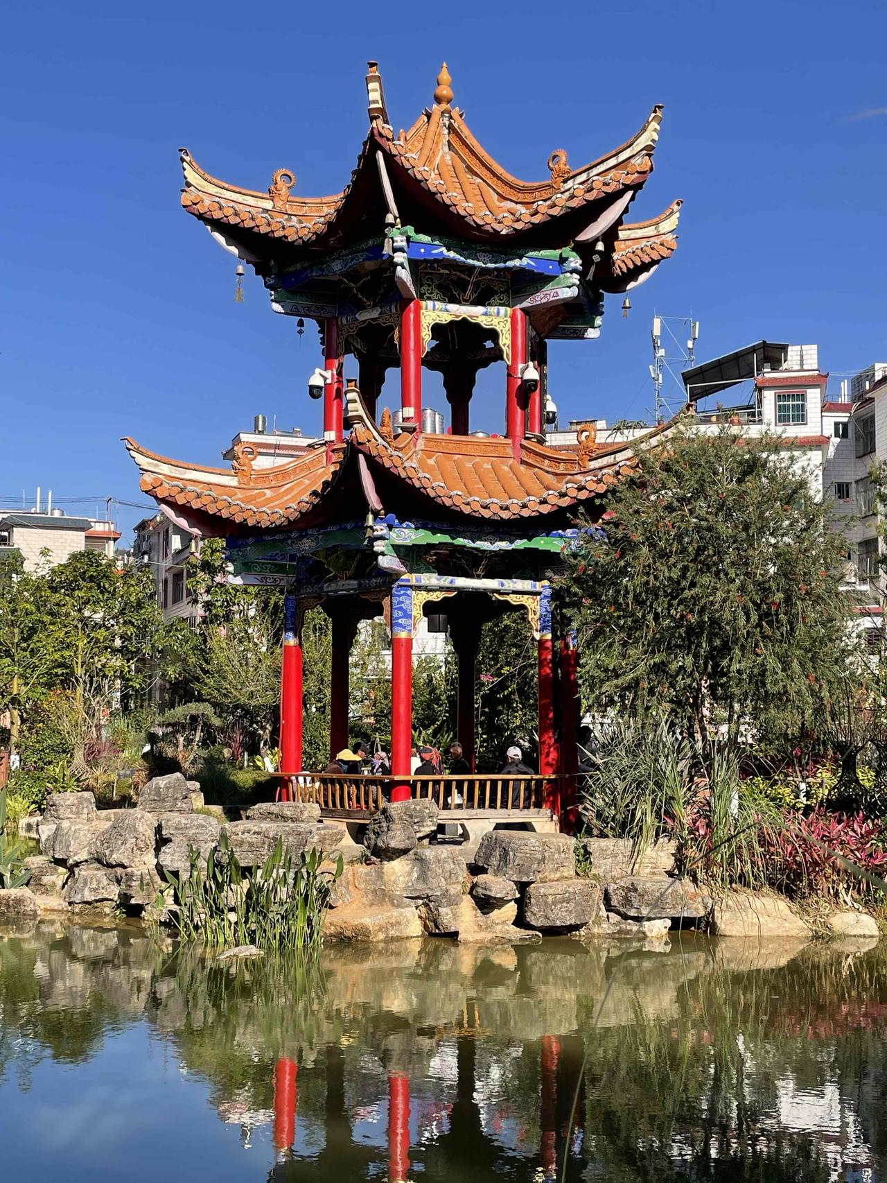 新的一年想多陪陪谁我想去陪一下香港同胞。可是我又感到有些憋屈。香港回归都那么多年