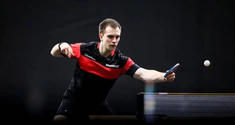 刚刚结束了一场WTT新加坡大满贯资格赛第三轮的较量，世界排名第54位的俄罗斯选手