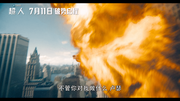 哪里能偶遇这么抽象的超人啊 我真的被超人整活路透刷爆屏，帮人遛狗，当免费陪爬，甚