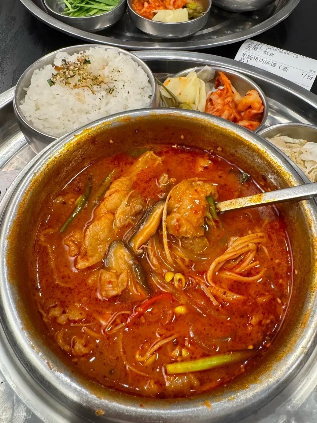 川大附近比较好吃的韩国汤饭，哇哇哇，就是这个味儿[色]个人偏好辣牛肉和米肠汤饭，