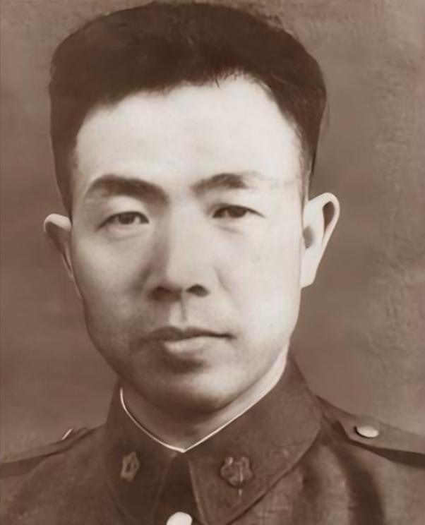 1948年，国军中将投诚获宽大处理，不听劝阻执意赴台，惨遭囚禁25年，晚年悔恨：
