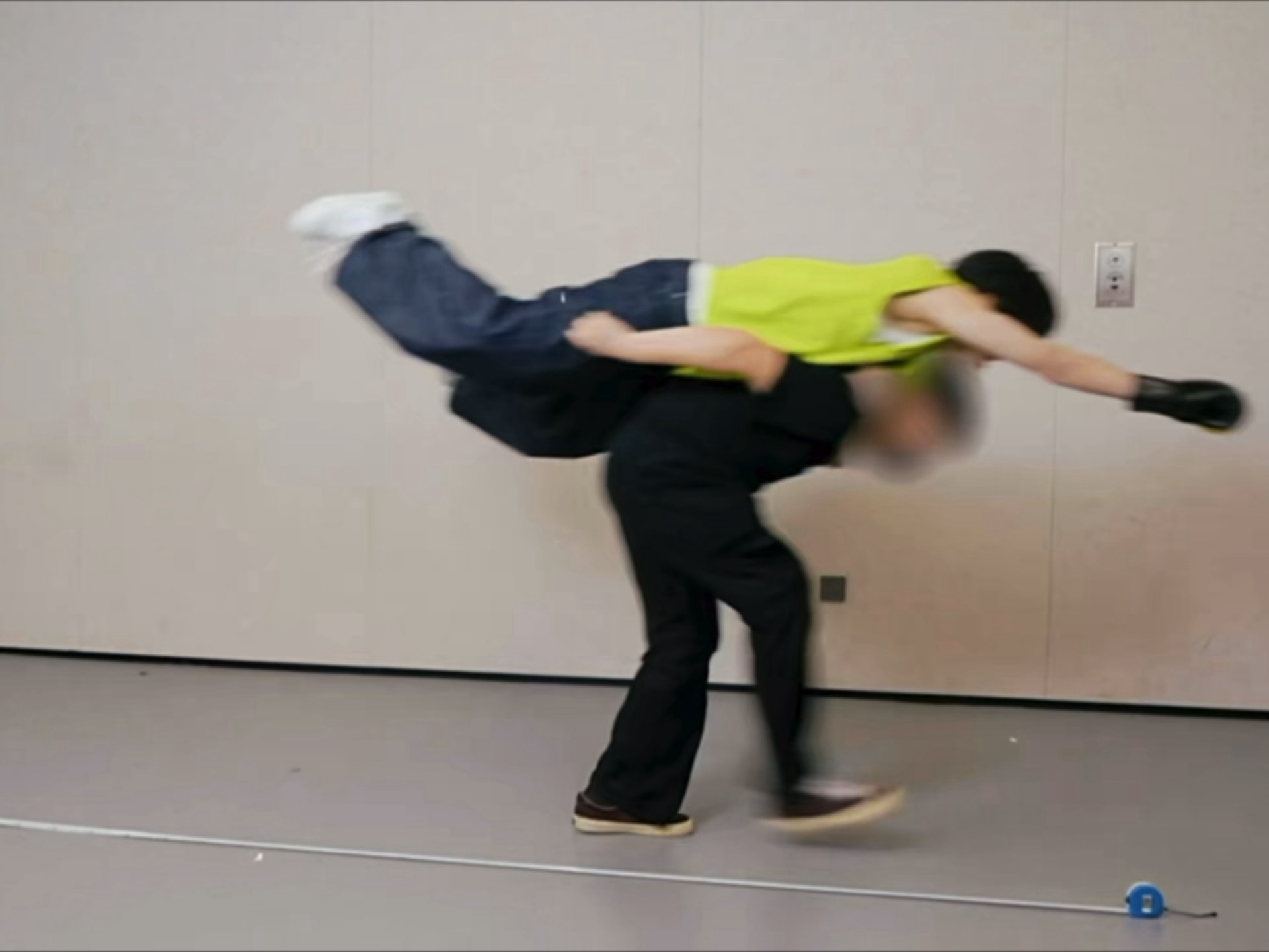 小bb还翘脚脚好萌吧 