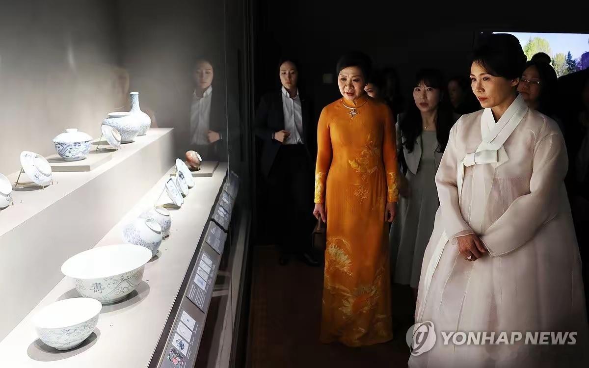 苏林夫妇访问韩国，金惠景带吴芳璃参观韩国的博物馆。越南和韩国曾经都是汉文化国家，