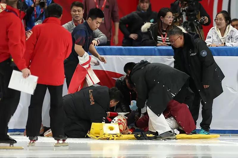 王晔伤退北京站，短道速滑队心系运动员健康

在冰雪交织的赛道上，短道速滑运动员们