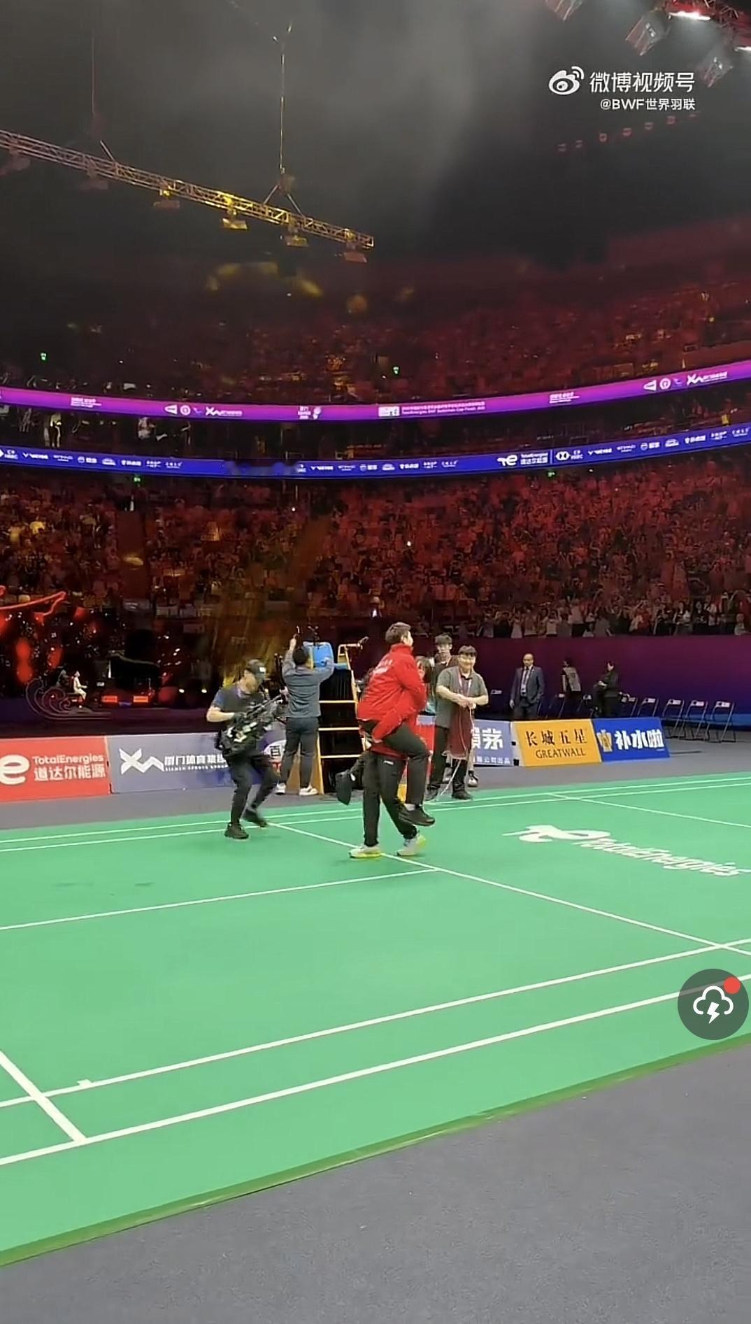 苏杯“抱抱”组合石宇奇与贾一凡再次担任国羽本届汤姆斯杯和尤伯杯队长！
延续了上届