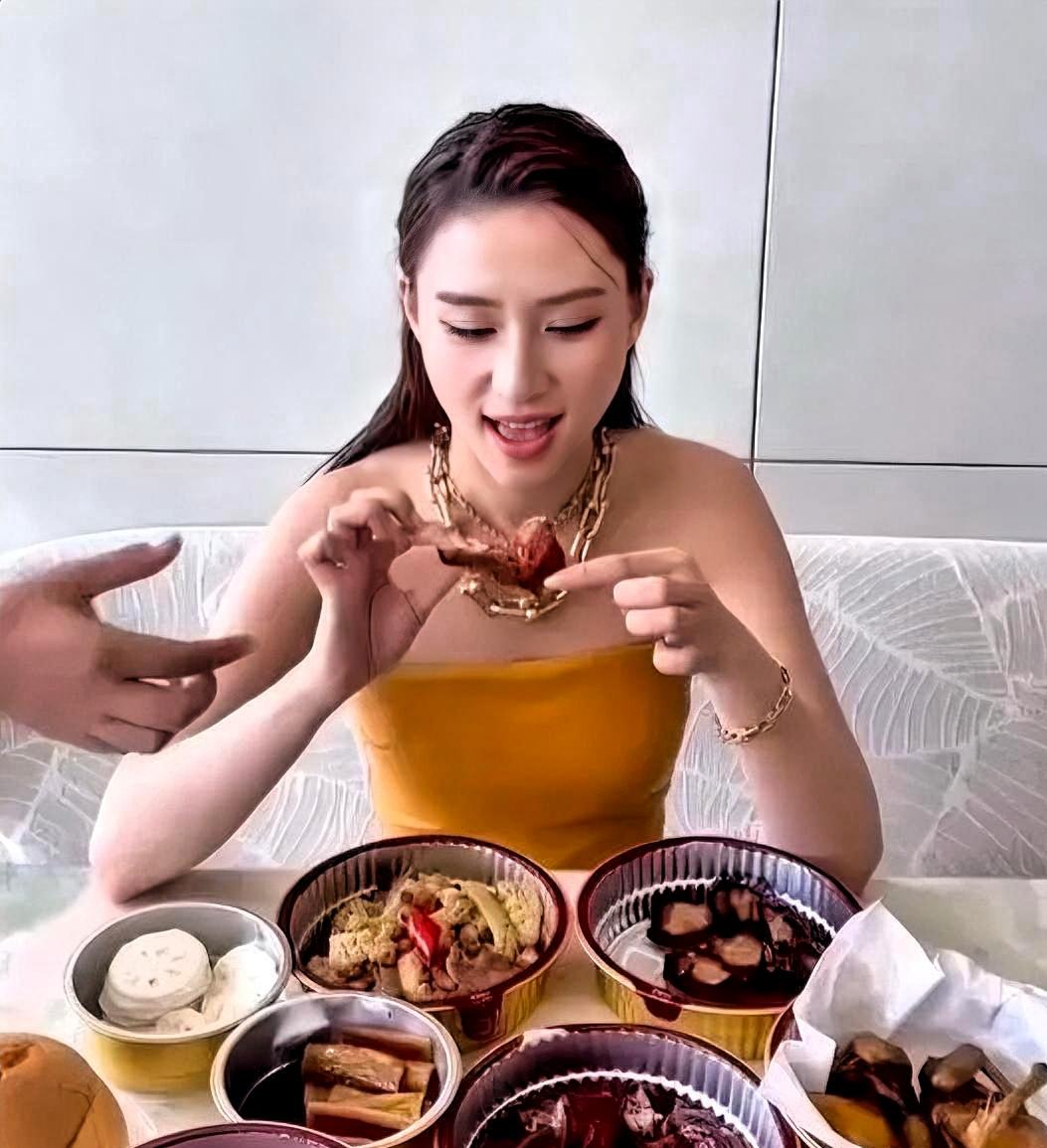 何超莲晒“下午茶”，金链子配外卖盒，这搭配直接给我看懵了！
 
谁能想到，顶着“