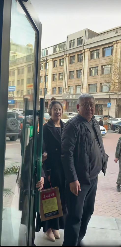 演员程煜真的豪爽、大方。

看他最近带女儿在哈尔滨约老友吃饭，特意从家里翻出珍藏