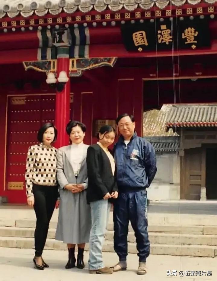 1999年，万里同志三子万季飞与妻子王晓民、女儿万宝宝等在中南海丰泽园门口合影。