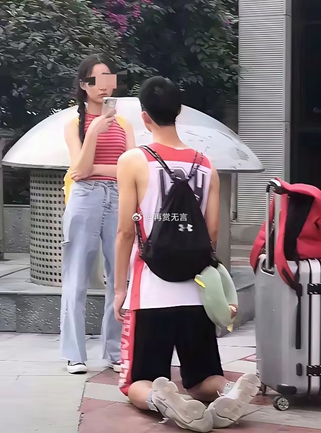 这个儿子没有一点骨气，成不了气候，女朋友不值得下跪呵！ 