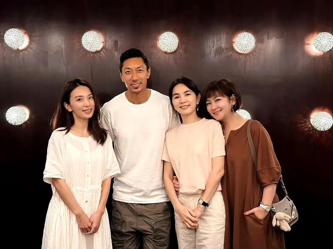 SHE又悄然合体了，合影里的这个男人是谁呀？看起来好像林志玲的老公！
真是万万没