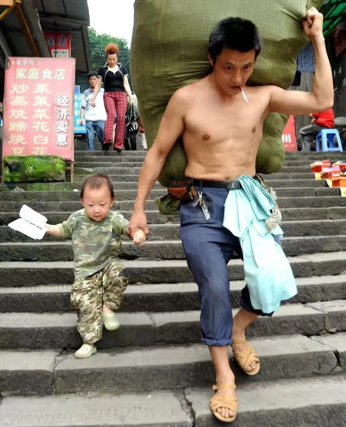 那个踉跄学步的孩子，今天走进高考考场 这是浙江摄影师许康平跨越14年在重庆拍摄的