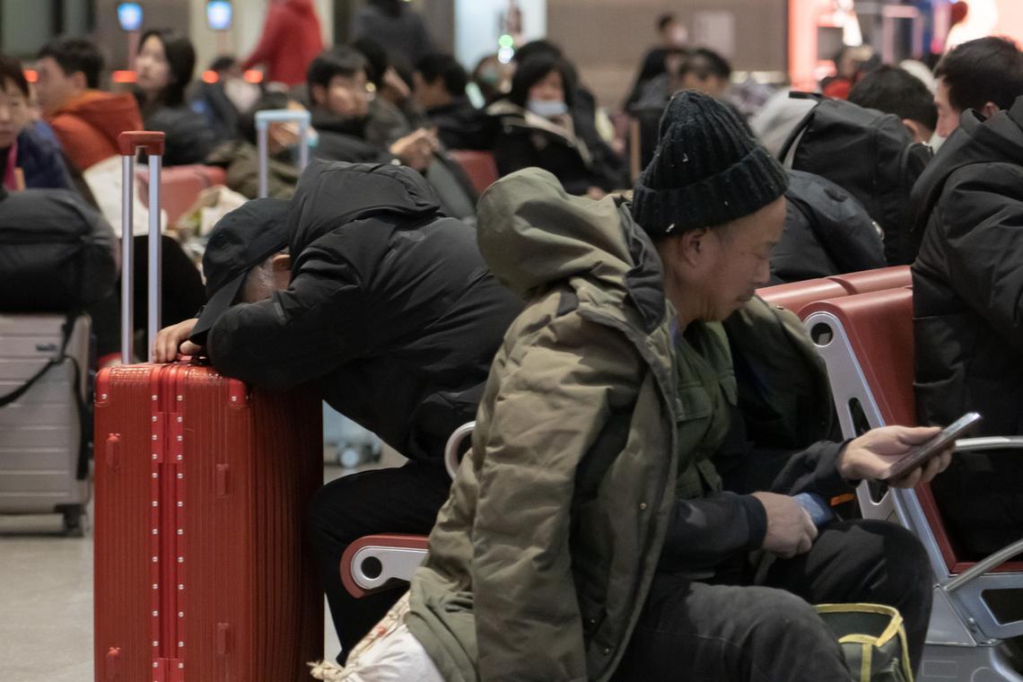 春运大潮里。
北上广机场迎来特殊客流。
没有匆忙返乡的奔波。
只有满心期待的等候