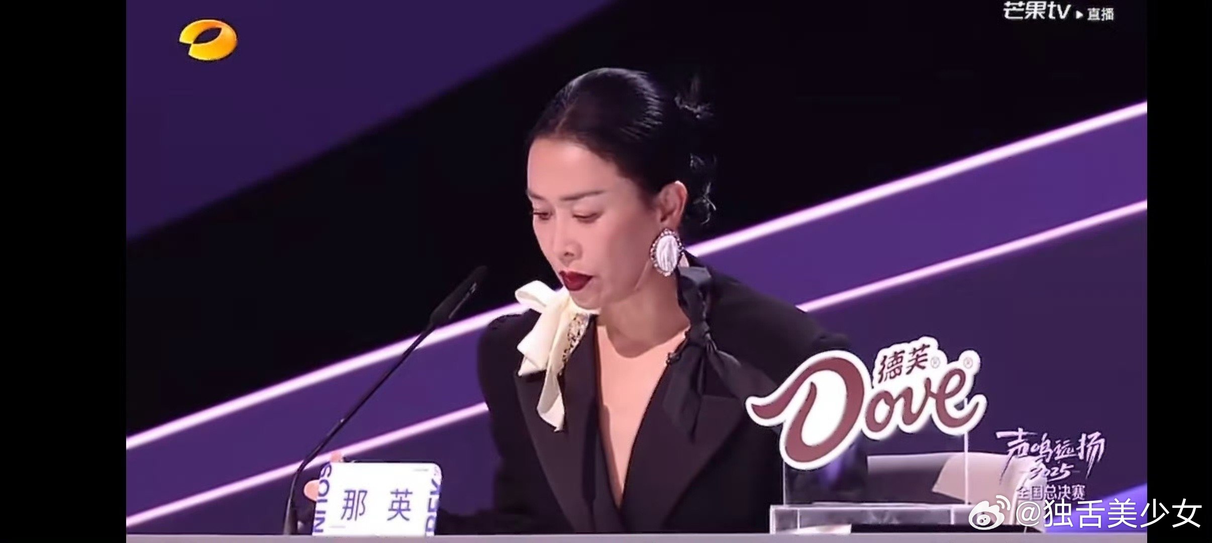 那英直播质疑票数 乐坛“大姐大”从不绕弯！直接引爆热搜，敢说敢言的态度瞬间点燃讨