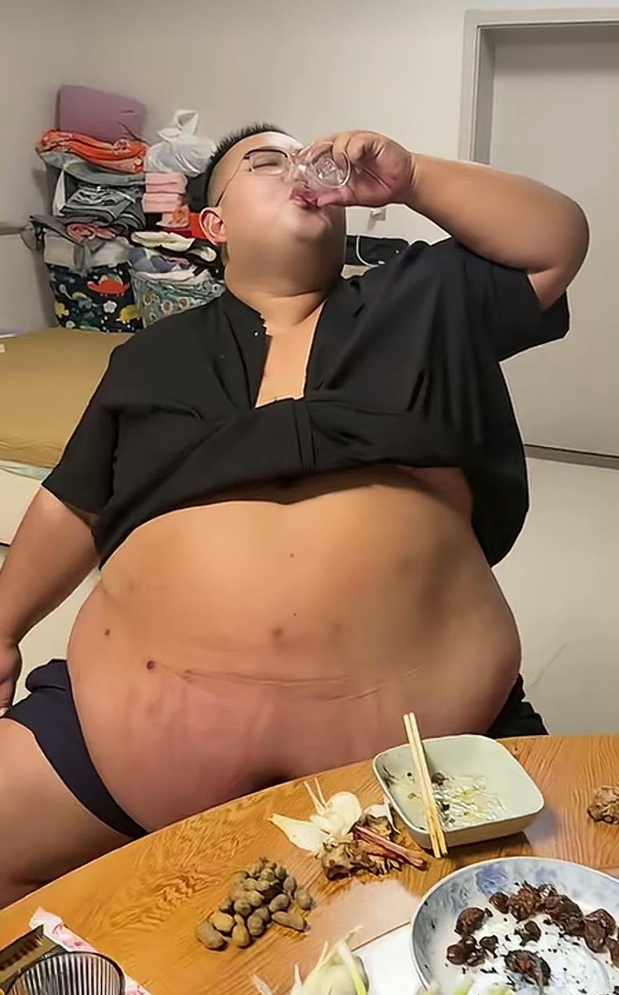 在酒局上碰到的，感觉对面这哥们肯定很能喝。想问一下，和他喝酒需要注意什么？