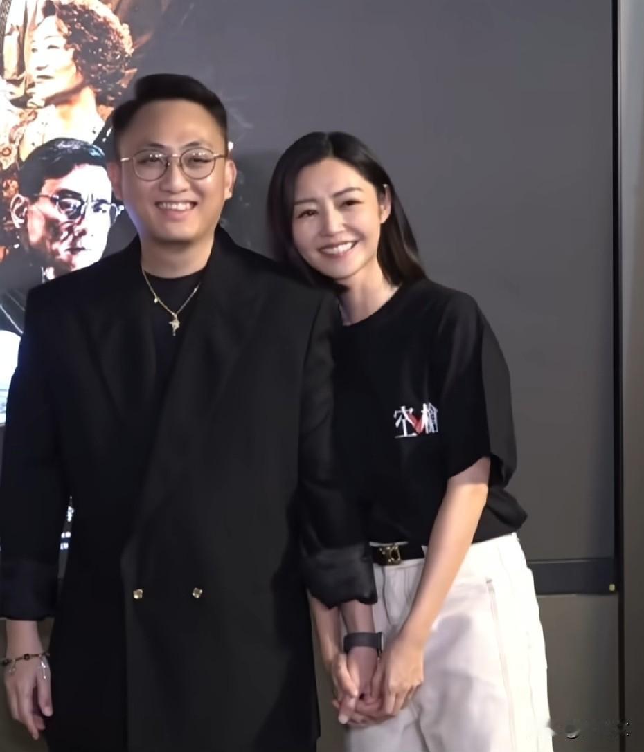 你发现没她老公有点像那位主持人，挺好的一对，比较随和，一点明星架子没有，虽然他俩