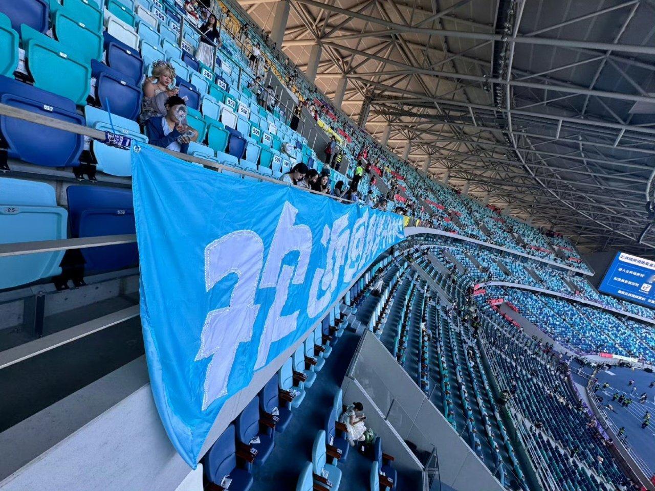 宋亚轩欢迎回到梦开始的地方宋亚轩广州演唱会长灯牌 宋亚轩广州演唱会长灯牌真的好多