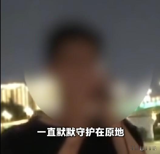 近日，广西南宁一户外主播，在邕江边的民生广场直播唱歌，因为男子唱歌严重跑调，现场
