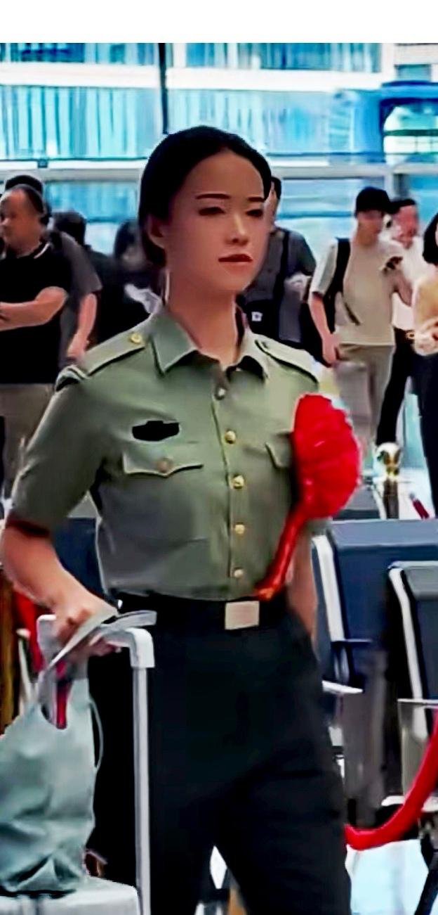 《退伍女兵显风采》
作者：沙明亮 
 退伍女兵显风采，
英姿飒爽回家来，
军旅生