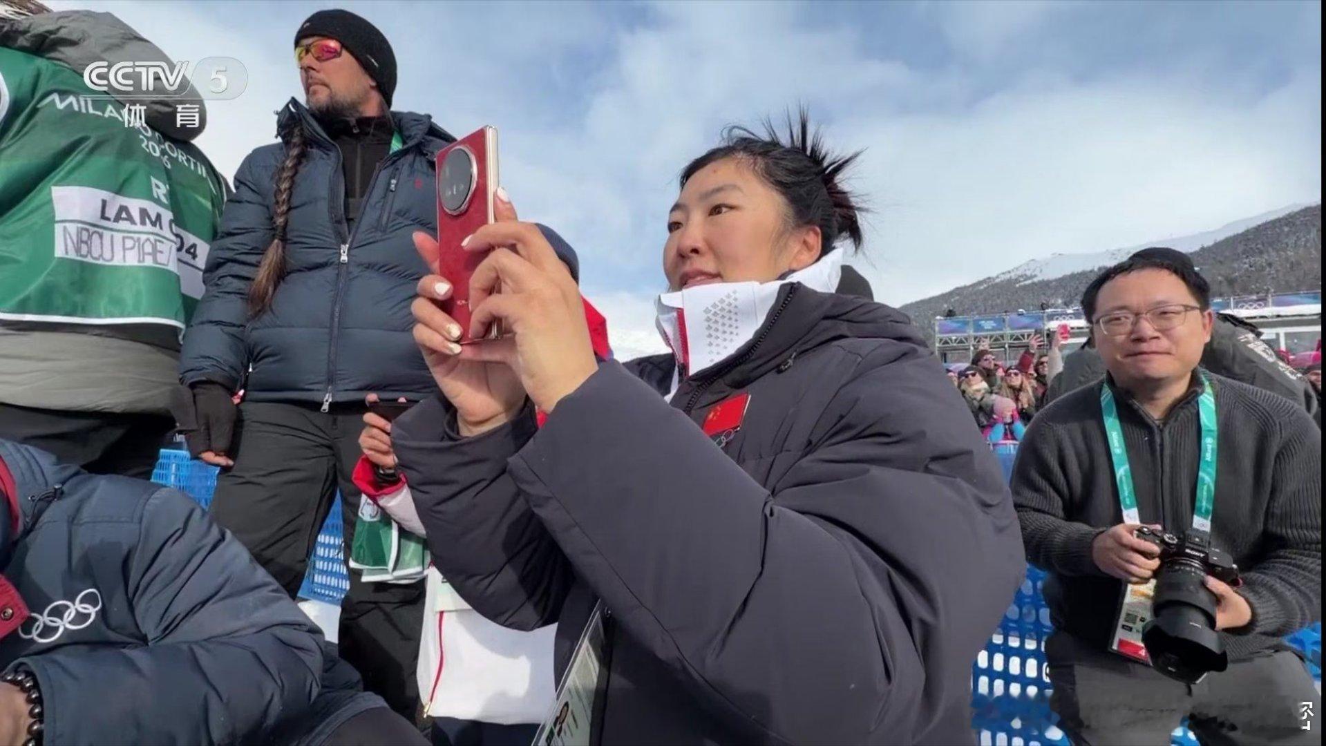 荣耀Magic V6外观首曝中国荣耀，闪耀米兰！央视体育频道报道，比赛现场徐梦桃