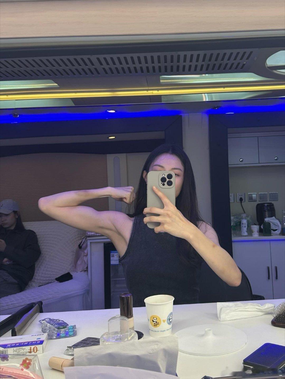 第一次见老母鸡人格的女主以前看无限流女主全是酷飒冷脸挂，林三酒这种“老母鸡式”护