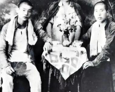 “排长，鬼子上来了，我开枪了！”
16岁的赵友金发现自己被部队扔下时，对面是30