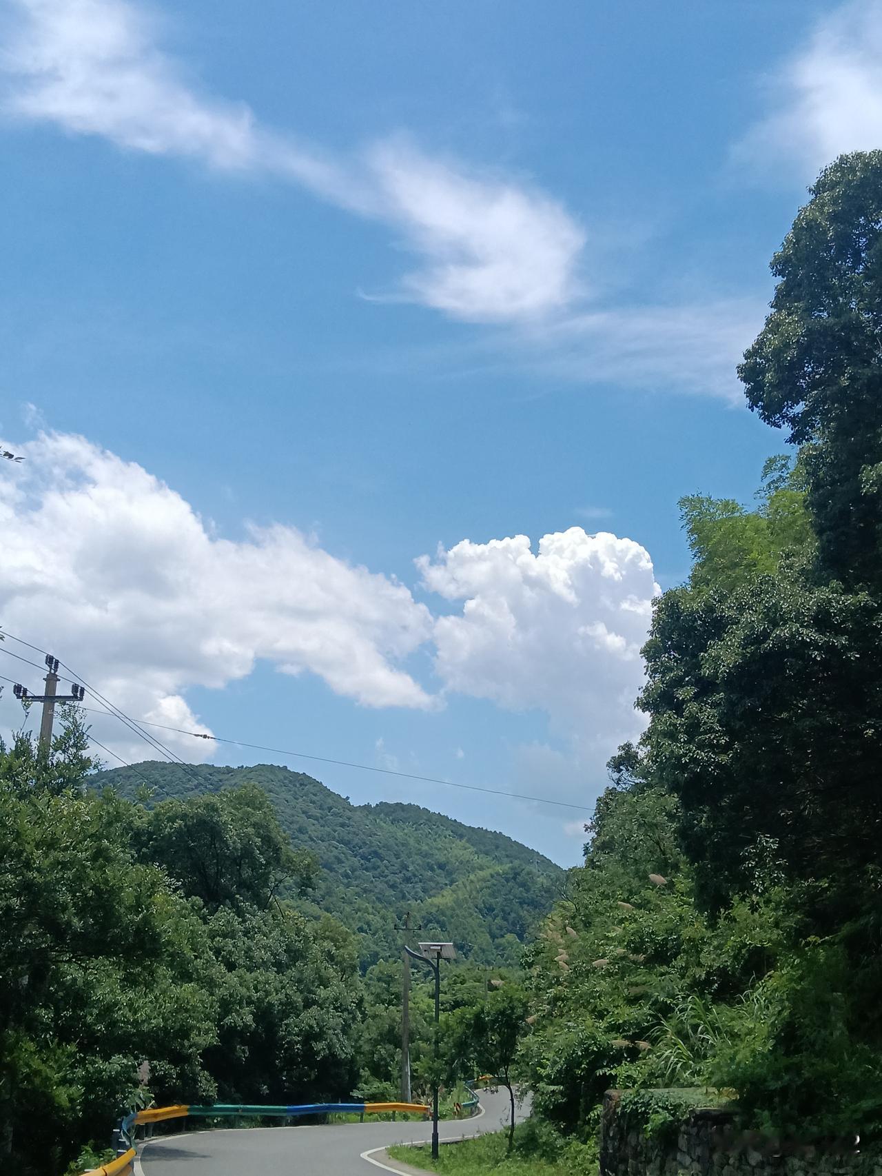 半个多月已然过去，特朗普那桩几十年前的强奸官司竟未登上热榜，着实令老夫意外。客观