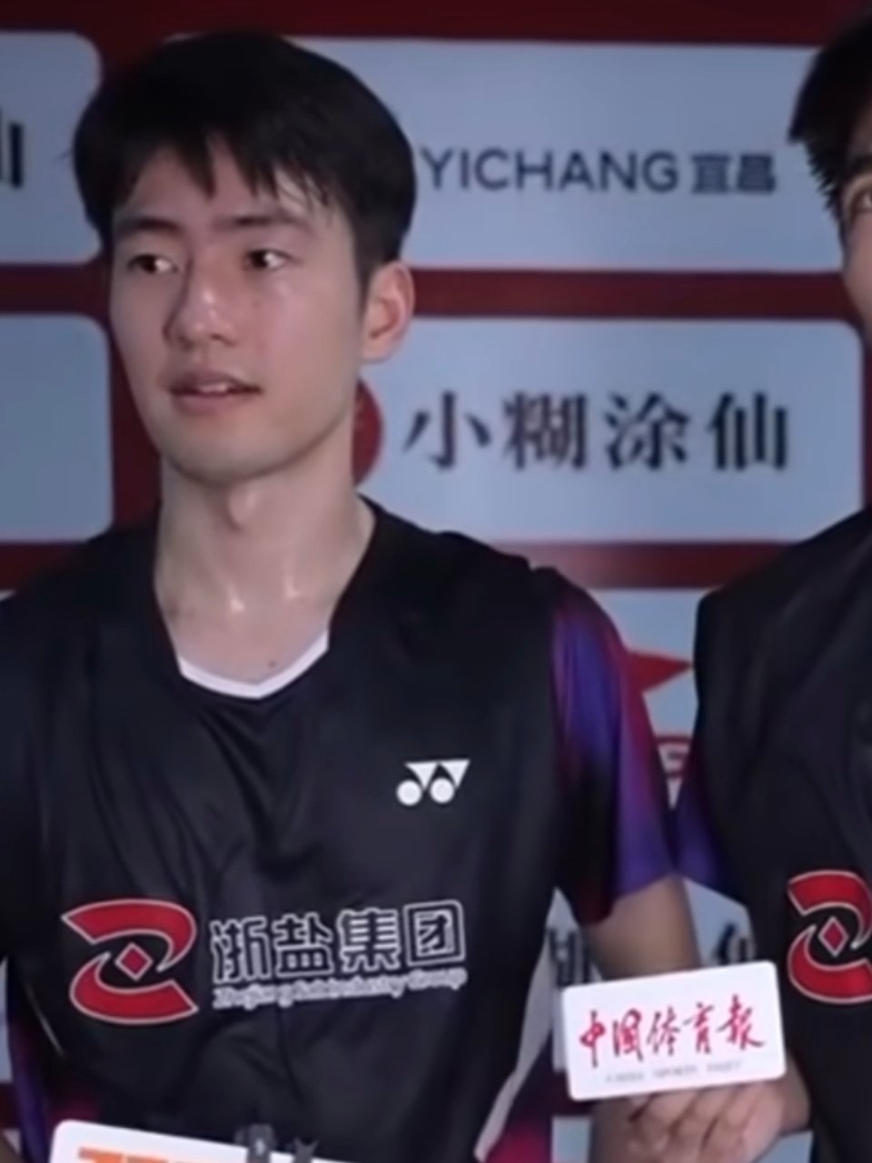 姐夫在牛的衬托下又水灵又年轻，第一张就是十七八的大学生 ​​​