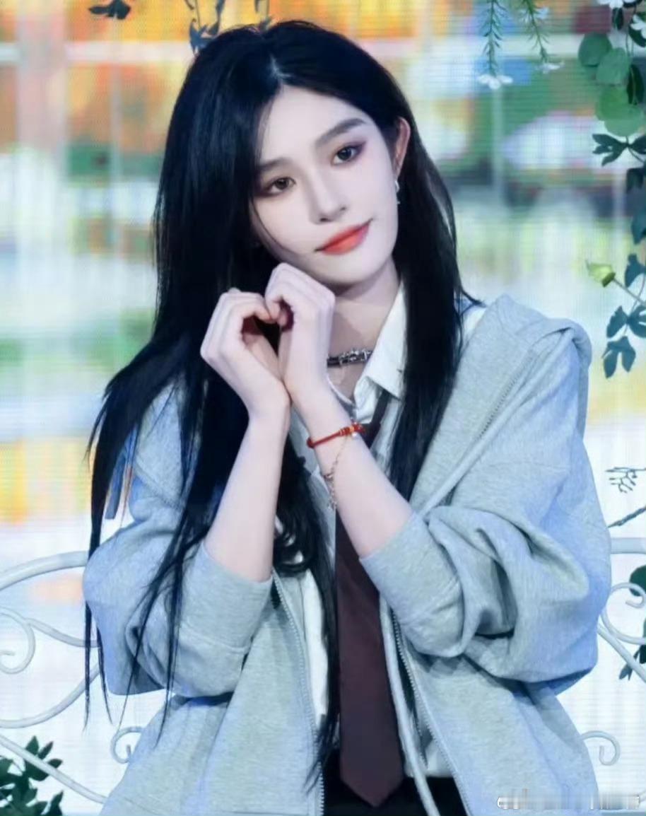 王奕告别丝芭传媒前SNH48成员王奕发文正式宣布与丝芭传媒解约，结束了长达469