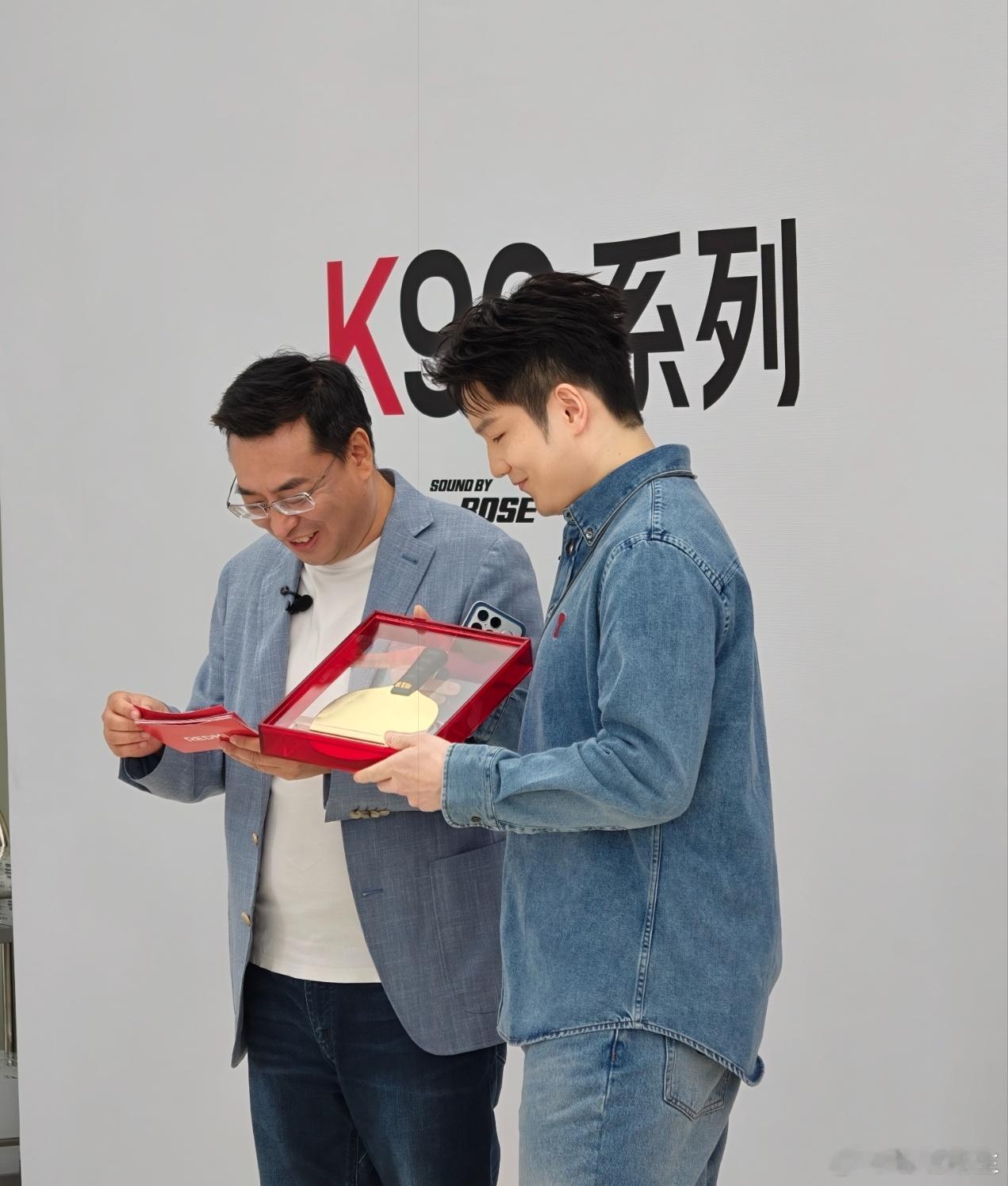 好家伙，REDMI直接送了代言人樊振东一副金球拍。樊振东太有意思了，这么大人物了