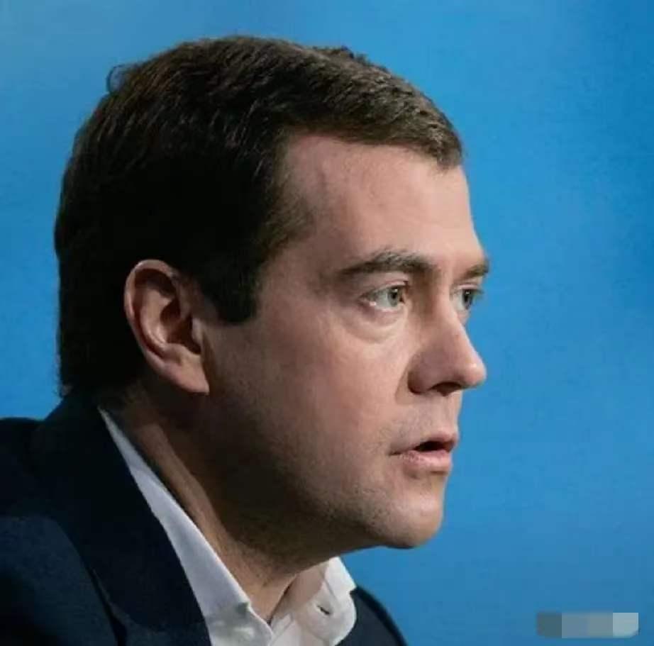 俄罗斯前总统梅德韦杰夫今天发文说：“欧盟终于向基辅当局发放了这笔众人早已知晓的援