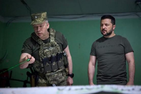 乌军总司令希尔斯基正试图说服乌克兰总统泽连斯基，即使没有美国的军事支持，乌军也有