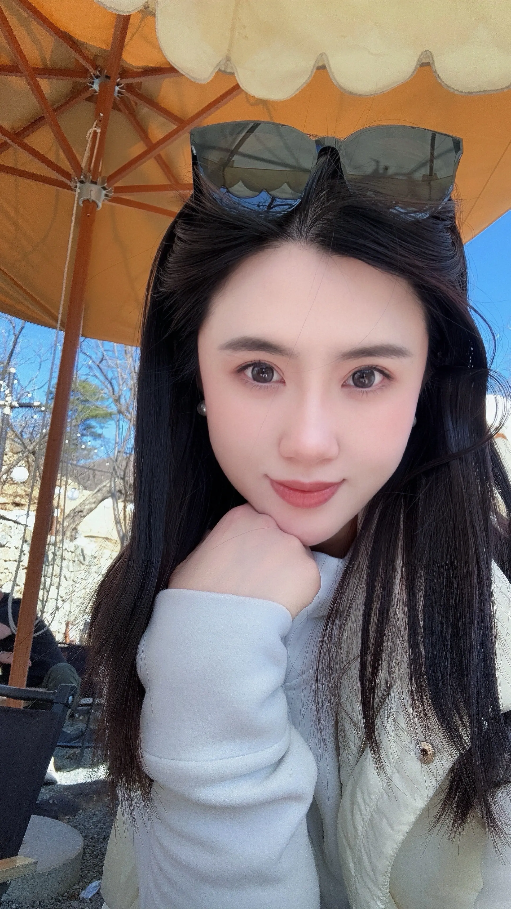 原来第一眼就喜欢的人，真的会喜欢很久很久，说不出哪里好，就是谁都替代不了！