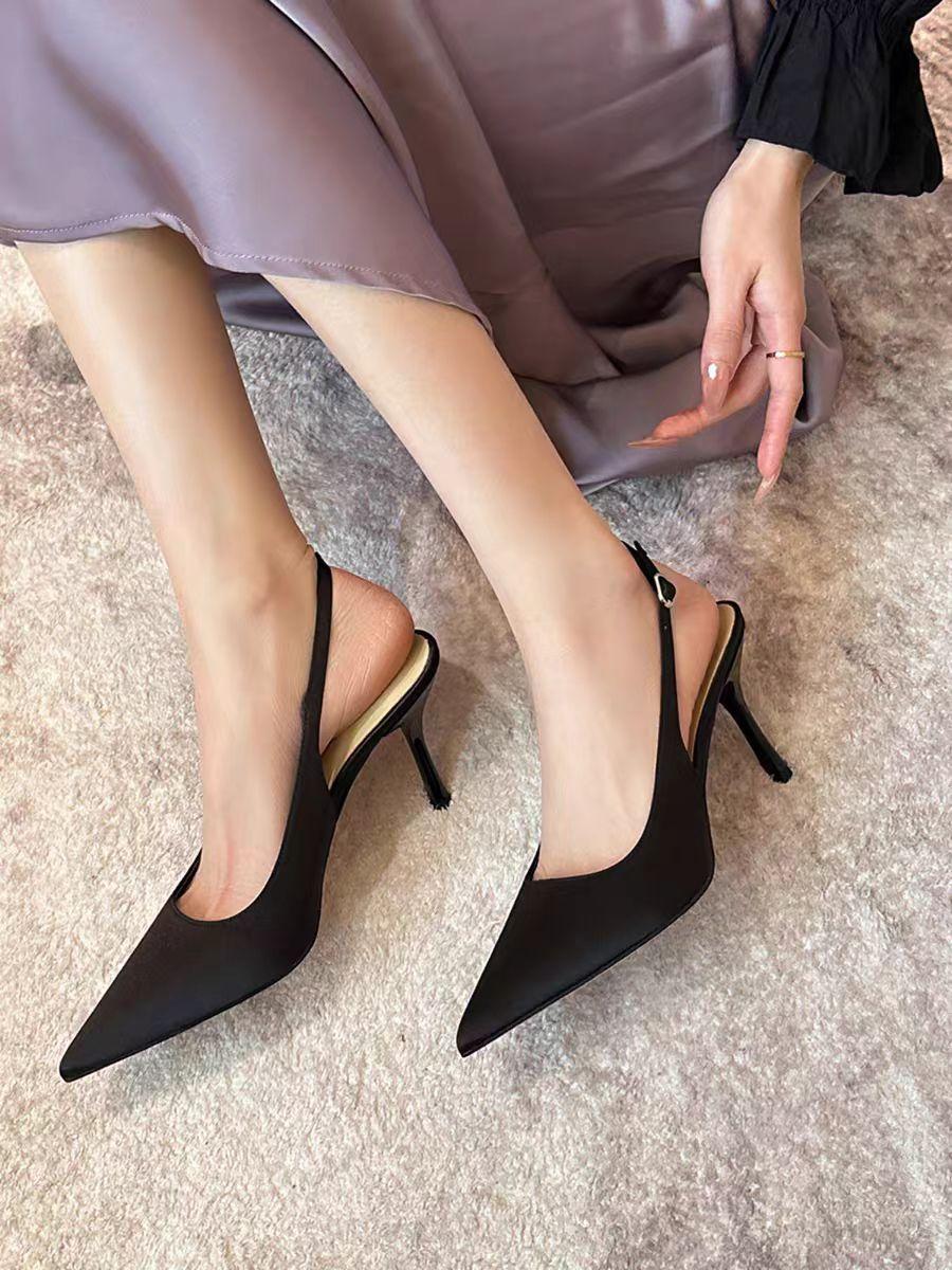 高跟鞋走路真的废脚！
高跟鞋