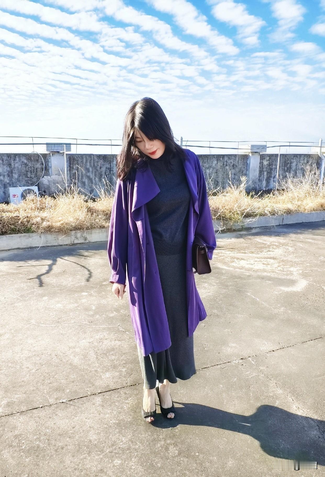 穿高跟鞋怎么才能走得优雅站立时重心均匀分布在双脚，不要偏到一边。