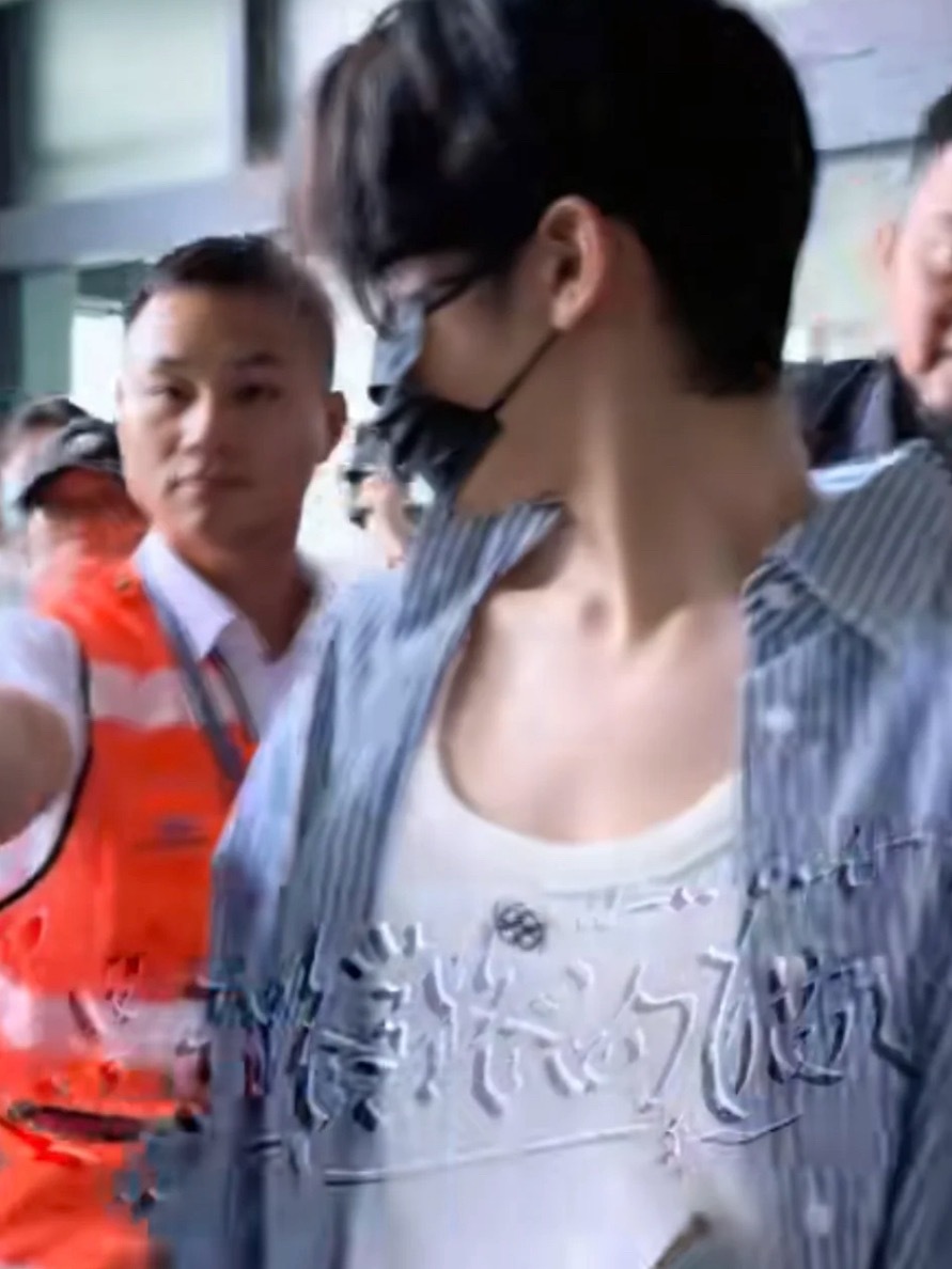 第一次看到侯明昊这个衣服的胸肌好样的哥们，真有沟哈哈哈哈哈 