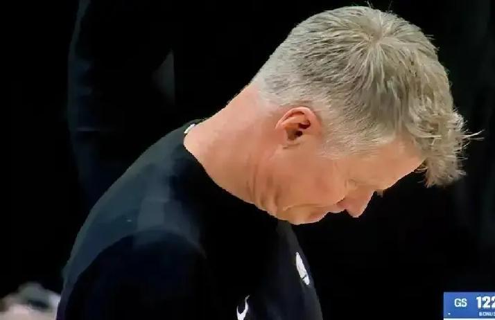 最后29秒领先3分，科尔仍用五小
 
篮板被巴恩斯一把抓走，三分绝平。球迷刷屏：