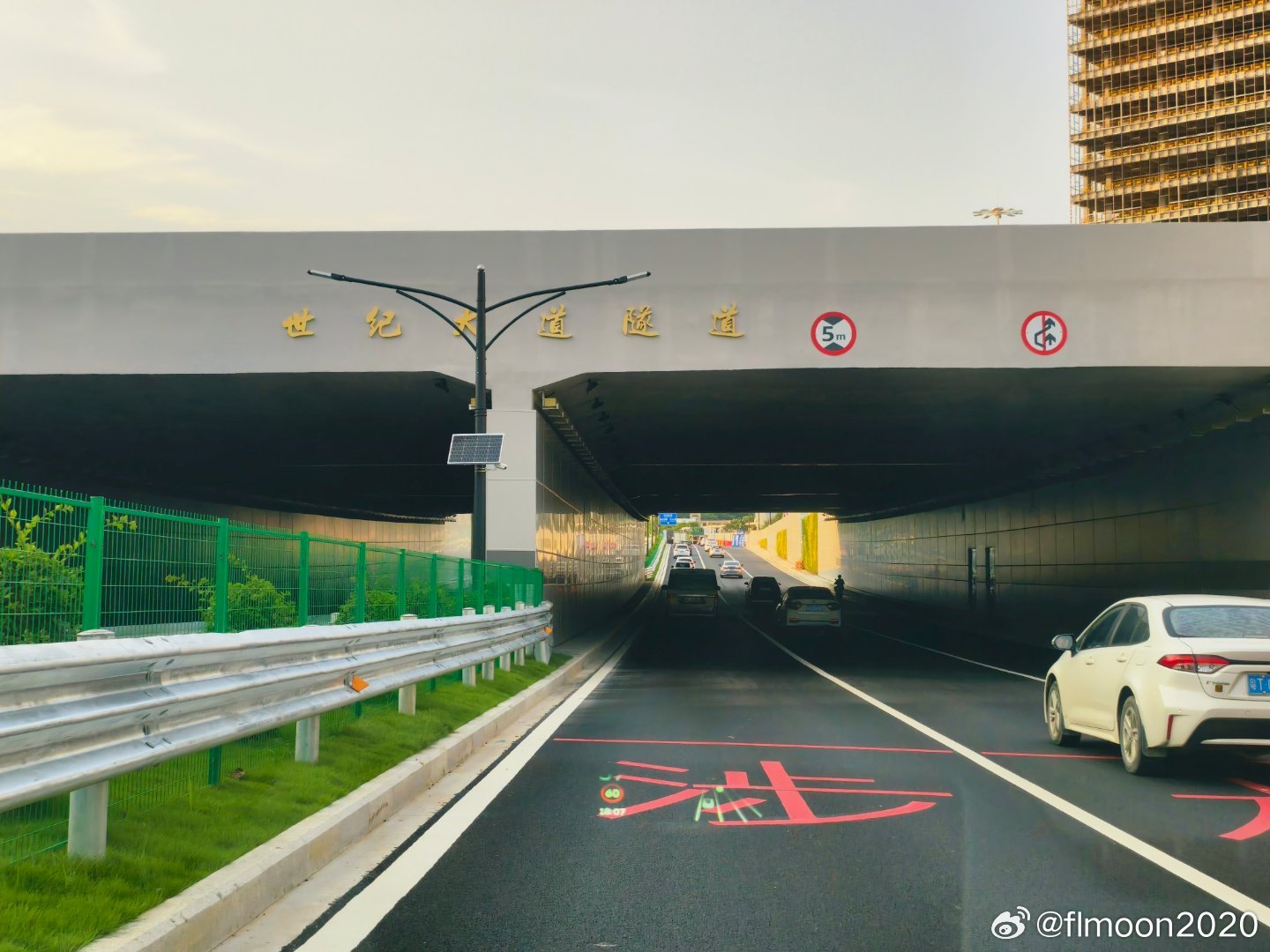 中山商业城建观察录 世纪大道隧道通车，中山首富大楼更上一层楼      隧道按一