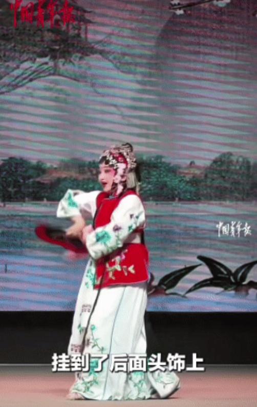 “太有才华了！”安徽合肥，一女孩在台上做戏曲表演，不料，表演的扇子突然挂在头饰后