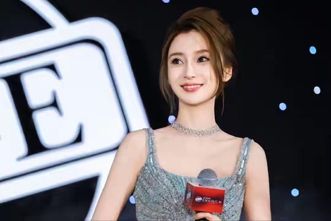 杨颖这几年真是把一手好牌打得稀烂！早年靠经纪人周优根从香港嫩模捧出点名气，转头就