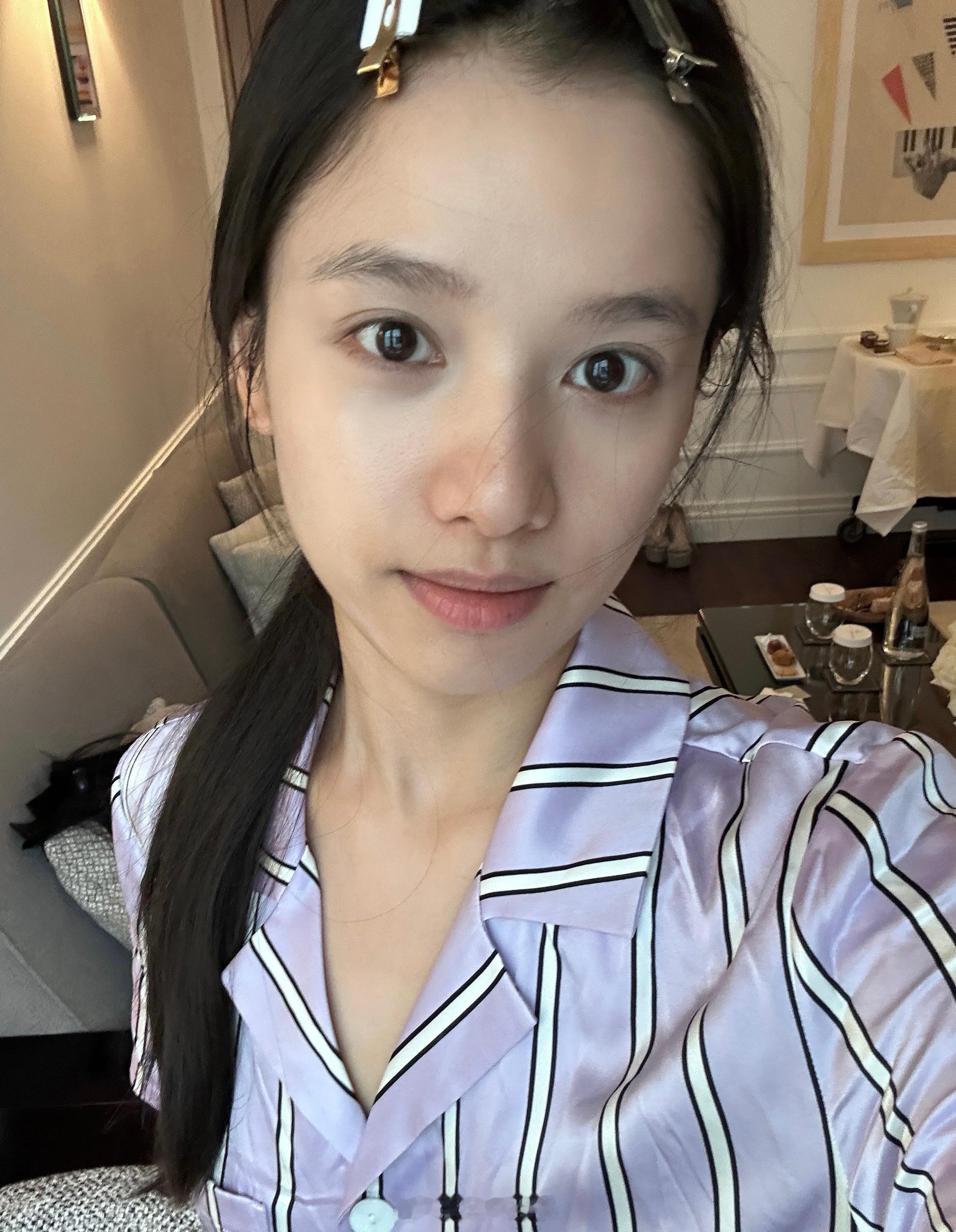 张婧仪素颜才是真正的素颜啊！怼脸自拍很真实很漂亮！素颜＋怼脸＋原相机，美女好敢！