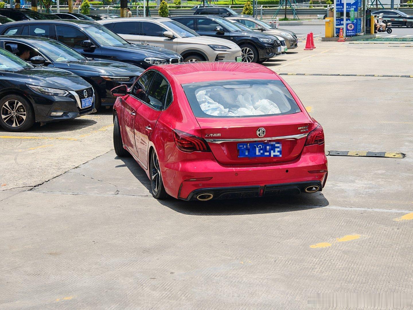 真正的牛马车🚗我看到这车后悬都塌了，正想提醒一下司机，再瞄一眼尾箱，原来是搬砖