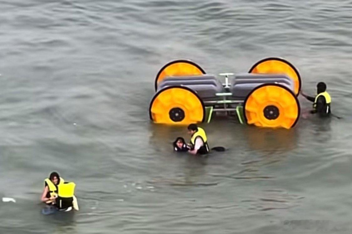 深圳大梅沙两栖车被海浪掀翻致4人落水 项目已暂停运营4月18日下午，深圳盐田区大
