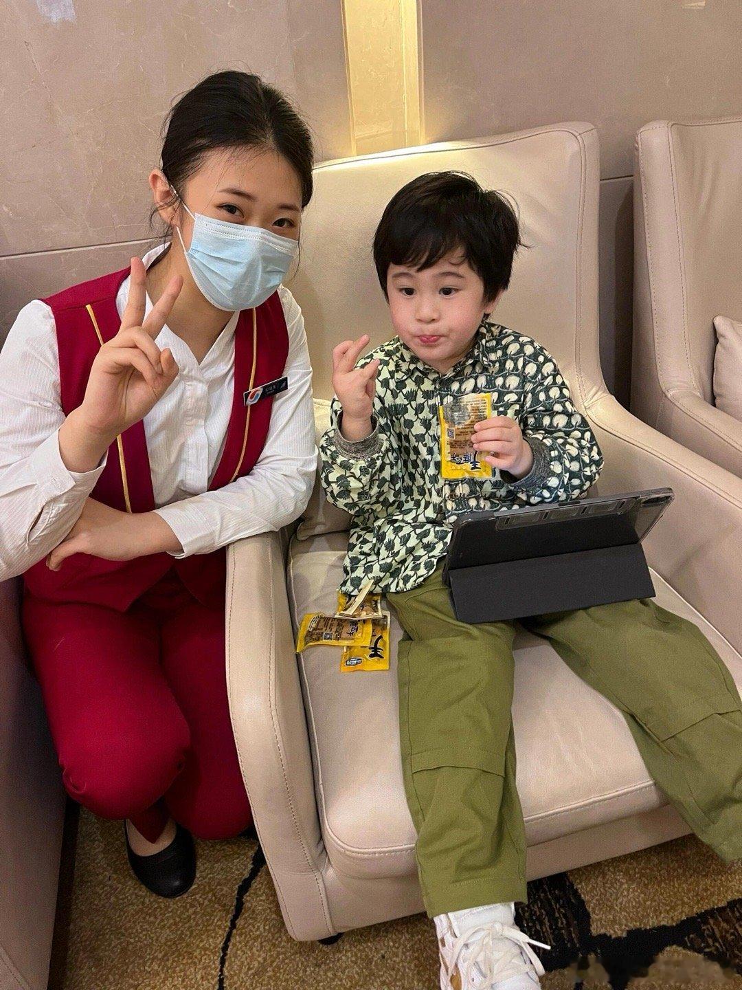 马立奥Leo[超话]  松子一边剪自己的vlog一边干饭还不忘和ee合影hhh有