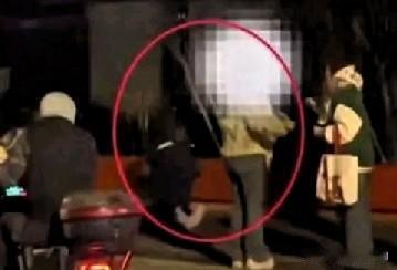 上海妈妈深夜寒风中逼女儿跪地走！百万欠款竟成伤人借口
 
 
1月12日深夜，上