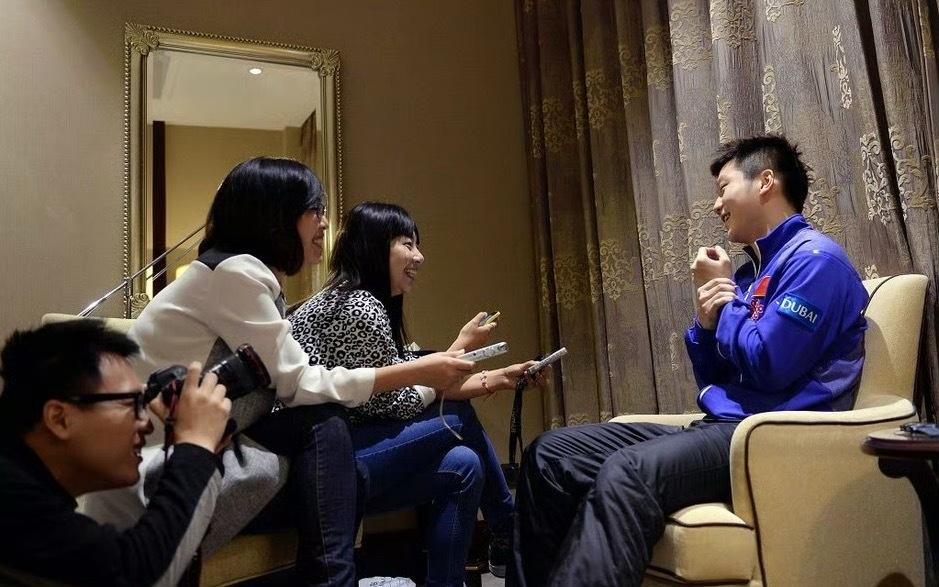 国外打球的樊振东没有参加世乒赛，
大家的观点不一致，
这时候贺老师却这么讲。
